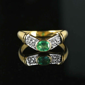 Diamond Emerald Chevron Band Ring in 18K Gold - Boylerpf